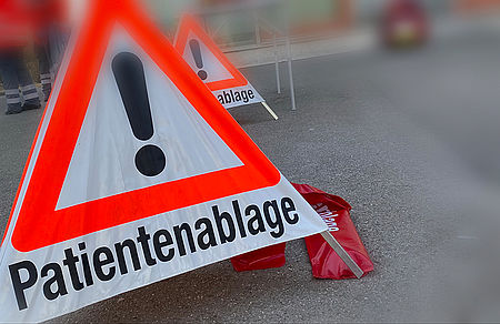 Dekoratives Bild Warndreieck Patientenablage
